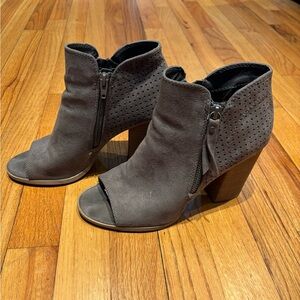 Size 9 Universal Thread Gray Suede-Like Ankle Booties